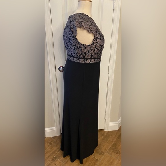 Plus Dress 🖤 - Picture 5 of 7